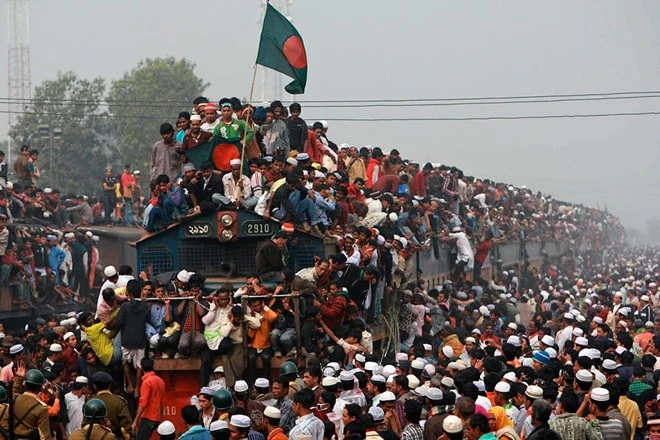 Những con tàu ở Banglades luôn lâm vào tình trạng quá tải và khiến nhiều người phải ái ngại. 20 hình ảnh gây sốc về vận chuyển người và hàng hóa
