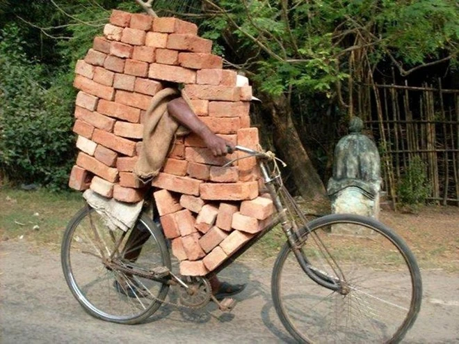 Để có thể vận chuyển hết số gạch này trong một lần duy nhất, bạn không chỉ cần sức khỏe mà còn khả năng giữ thăng bằng cực tốt. 20 hình ảnh gây sốc về vận chuyển người và hàng hóa
