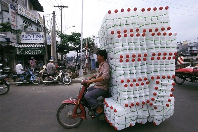Chiếc xe có vẻ như quá nhỏ bé so với số hàng mà nó mang theo phía sau. 20 hình ảnh gây sốc về vận chuyển người và hàng hóa