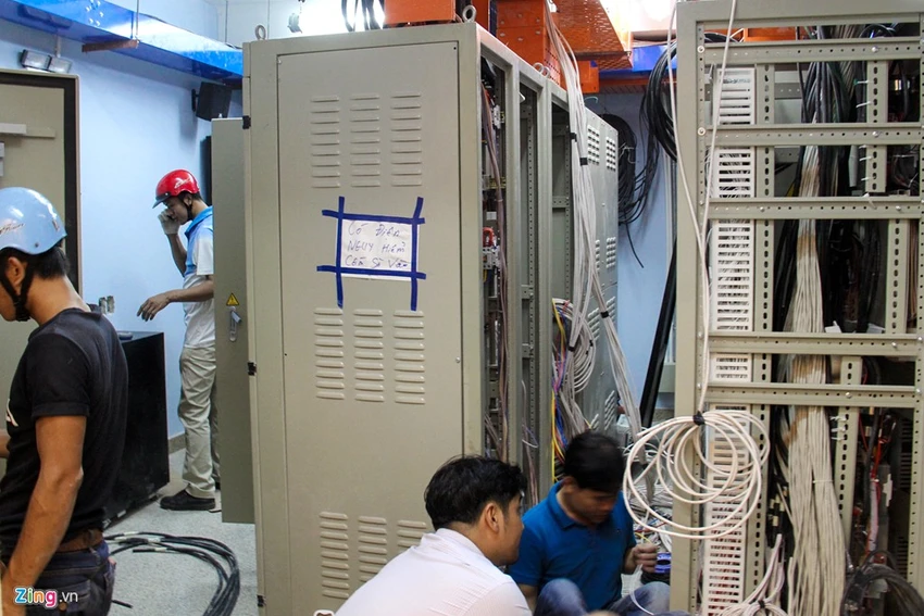 Phòng hệ thống điện, internet, cáp điều khiển cũng được gấp rút hoàn thiện.Tất cả trang thiết bị đều nhập từ nước ngoài. Dưới lòng đất phố đi bộ Sài Gòn có gì?