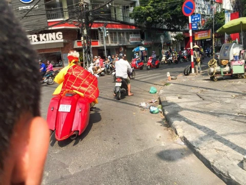 Chiếc xe chạy qua các phố ở Sài Gòn khiến nhiều người chú ý. 11075012-1066420630040940-6240-5161-7943