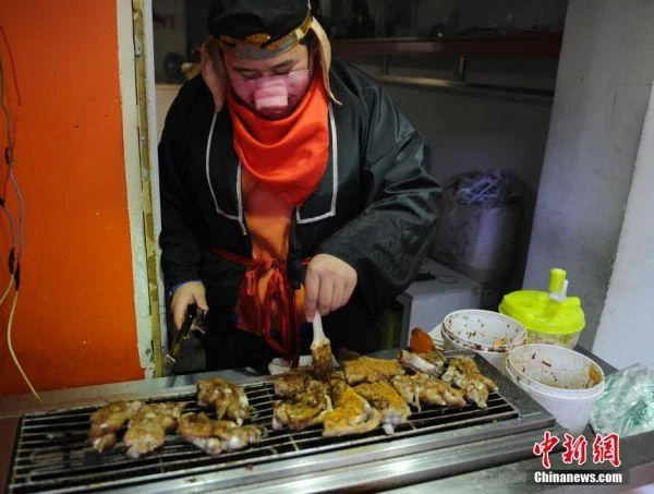 'Trư Bát Giới' đi bán... chân giò nướng ảnh 2 'Trư Bát Giới' đi bán... chân giò nướng ảnh 2