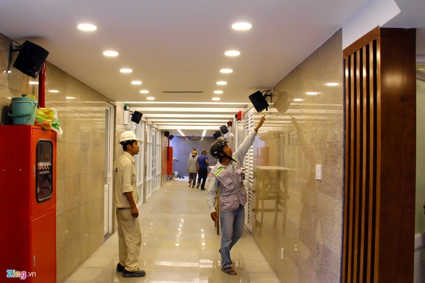 Chiều 22/4, cán bộ của các nhà thầu thi công kiểm tra lại hệ thống âm thanh trong hầm. Dưới lòng đất phố đi bộ Sài Gòn có gì?