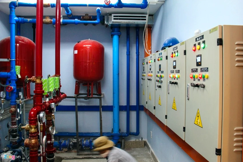Phòng lắp đặt hệ thống điều khiển nhạc nước đang được các công nhân làm vệ sinh trước khi bàn giao. Dưới lòng đất phố đi bộ Sài Gòn có gì?