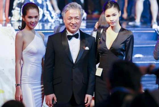 Ngọc Trinh lưng trần sexy trên thảm đỏ Hàn Quốc ảnh 5 Ngọc Trinh lưng trần sexy trên thảm đỏ Hàn Quốc ảnh 5
