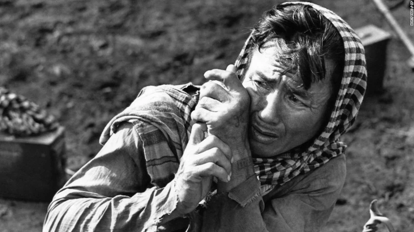 Một thường dân khóc khi bị lính VNCH tra khảo tháng 8/1962. Ảnh:AP Chiến tranh Việt Nam qua ảnh phóng viên quốc tế
