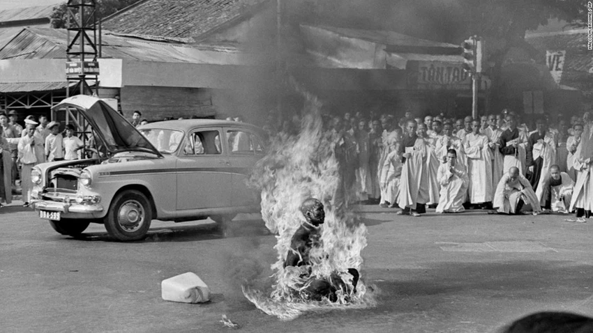 Tháng 6/1963, nhà sư Thích Quảng Đức tự thiêu trên một tuyến phố ở Sài Gòn nhằm phản đối các chính sách phân biệt đối xử nhằm vào Phật giáo. Ảnh:AP Chiến tranh Việt Nam qua ảnh phóng viên quốc tế