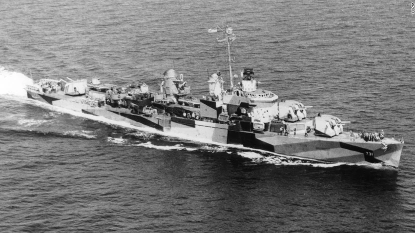 Tàu khu trục USS Maddox của Hải quân Mỹ ở Vịnh Bắc Bộ. Phía Mỹ tuyên bố con tàu bị Hải quân Quân đội Nhân dân Việt Nam tấn công tháng 8/1964. Sau đó, Tổng thống Mỹ Lyndon Johnson tuyên bố vụ tấn công thứ hai xảy ra, khiến Quốc hội Mỹ quyết định cho phép quân đội tham chiến đầy đủ ở Việt Nam. Tuy nhiên, đây là sự kiện không có thật. Phía Mỹ đổ lỗi cho radar bị nhiễu dẫn tới tuyên bố sai lầm này. Ảnh:AP Chiến tranh Việt Nam qua ảnh phóng viên quốc tế