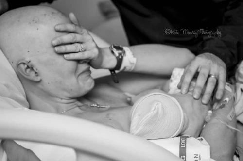 Người mẹ chỉ còn một bên ngực vì điều trị ung thư vúkhông kìm đượcnước mắt khi lần đầu cho con bú. Ảnh:Facebook củaKate Murray. ung-thu-vu1-5674-1429931463.jpg
