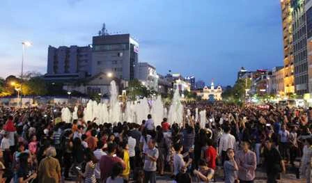 Phố đi bộ Nguyễn Huệ ngày đầu mở cửa ảnh 4 Phố đi bộ Nguyễn Huệ ngày đầu mở cửa ảnh 4