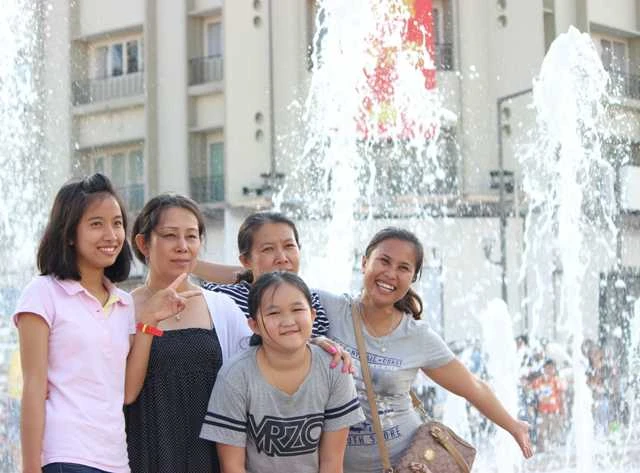 Phố đi bộ Nguyễn Huệ ngày đầu mở cửa ảnh 8 Phố đi bộ Nguyễn Huệ ngày đầu mở cửa ảnh 8