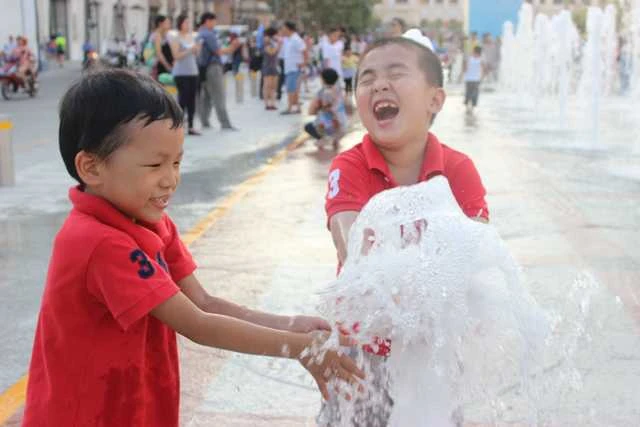 Phố đi bộ Nguyễn Huệ ngày đầu mở cửa ảnh 9 Phố đi bộ Nguyễn Huệ ngày đầu mở cửa ảnh 9