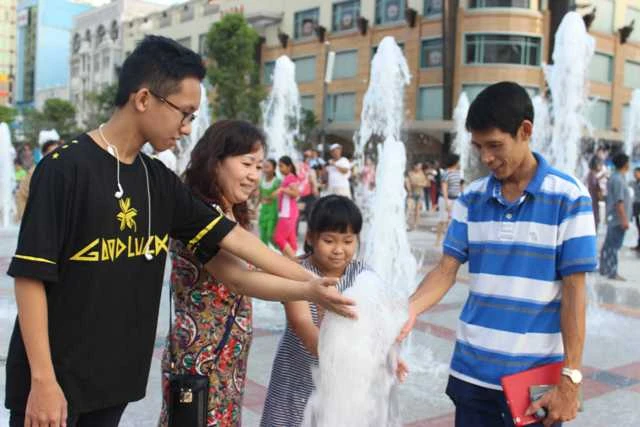 Phố đi bộ Nguyễn Huệ ngày đầu mở cửa ảnh 2 Phố đi bộ Nguyễn Huệ ngày đầu mở cửa ảnh 2