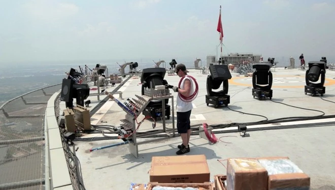 Kết hợp với chương trình pháo hoa nghệ thuật là màn diễn ánh sáng trên thân tòa nhà biểu tượng của TP HCM. Phần âm nhạcđược chuyên gia người Pháp thiết kế riêng dựa trên chủ đề “Đất nước trọn niềm vui” được phát trực tiếp trong đêm bắn pháo hoathông qua hệ thống âm thanh được bố trí tại quanh khu vực. Cụ thể, dọc đường Tôn Đức Thắng có 8 hệ thống loa (điểm đầu tại vòng xoay Trần Hưng Đạo, kết thúc tại cầu Khánh Hội); khu vực chợ Bến Thành có 5 hệ thống loa đặt tại vòng xoay Quách Thị Trang. Hiện cácchuyên gia đang lắp đặt các hệ thống pháo vào vị trí.Ảnh:Bitexco. Chú thích
