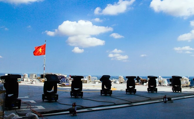 Khu vực chính lắp đặt pháo hoa là sân đỗ trực thăng của tòa nhà này, ở tầng 52, cách mặt đất 191 m. Hai điểm lắp đặt phụ là nóc tòa nhà Bitexco Financial và tòa nhàBitexco Office Building bên cạnh. Ảnh:Hải An. Chú thích