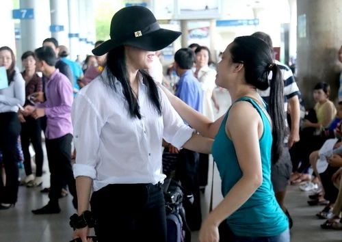 Thu Phương được chồng 'tháp tùng' về nước - 3