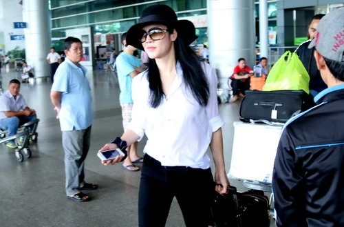 Thu Phương được chồng 'tháp tùng' về nước - 8
