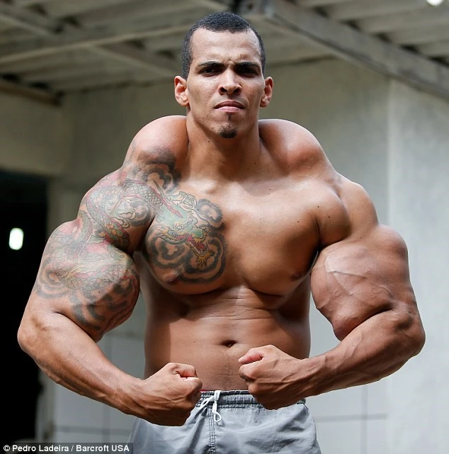 Vận động viên thể hình liều mạng để có cơ bắp giống Hulk ảnh 1