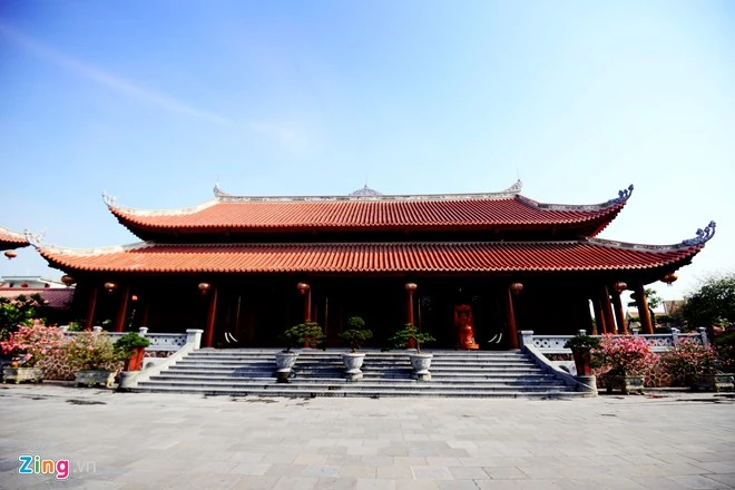 Toàn bộ khuôn viên gồm có 4 nhà, hai chòi và một hầm rượu. Riêng nhà khách được xây dựng trên 400 m2 đất, dài 28 m, rộng 14 m, nền móng cao 2,8 m với 46 cột gỗ có đường kính từ 1,2-,4 m. Nhà dựng theo phong cách cổ 100% bằng gỗ, lợp ngói, chia thành 5 gian, 2 chái. Biệt phủ xây bằng 2.000 m3 gỗ quý của đại gia xứ Nghệ