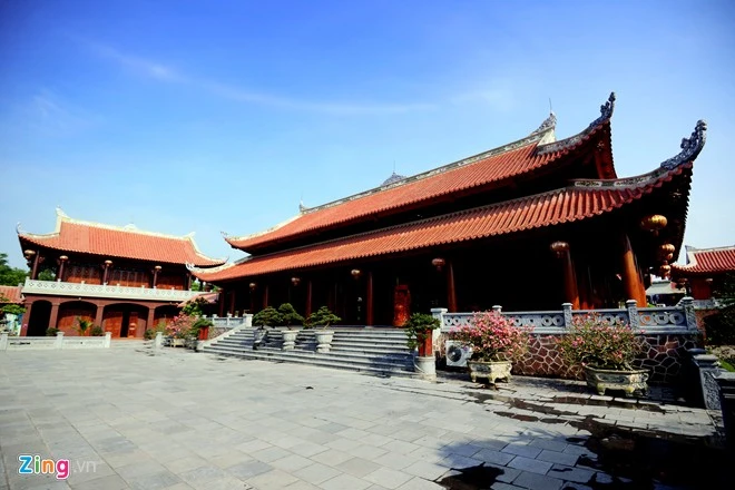 Nhà của đại gia Cường được xây dựng trong 5 năm, bắt đầu từ 2004 với lượng gỗ khoảng 2.000 m3 gồm đinh hương, giáng hương, cẩm lai… Nhiều người trong giới làm gỗ, xây dựng định giá "biệt phủ" không dưới 200 tỷ đồng. Biệt phủ xây bằng 2.000 m3 gỗ quý của đại gia xứ Nghệ