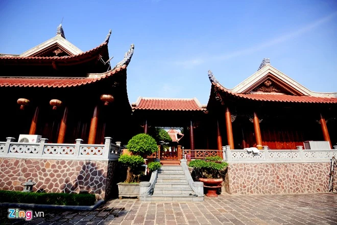 Dãy nhà ngang phía sau để làm bếp và phòng vệ sinh, nối thông với gian nhà chính bằng cây cầu gỗ. Biệt phủ xây bằng 2.000 m3 gỗ quý của đại gia xứ Nghệ