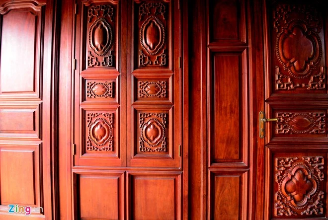 Với tính cách cầu kỳ, tỉ mỉ, ông Cường đã tuyển 50 thợ giỏi từ Bắc Ninh sang Trung Quốc tham quan, học hỏi để về xây dựng công trình của mình. Do vậy nhiều chi tiết trên hoa văn hay điêu khắc được chạm trổ tinh xảo. Biệt phủ xây bằng 2.000 m3 gỗ quý của đại gia xứ Nghệ