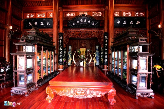 Toàn bộ hệ tủ được khảm trai, bàn ghế được làm từ gỗ quý. Biệt phủ xây bằng 2.000 m3 gỗ quý của đại gia xứ Nghệ
