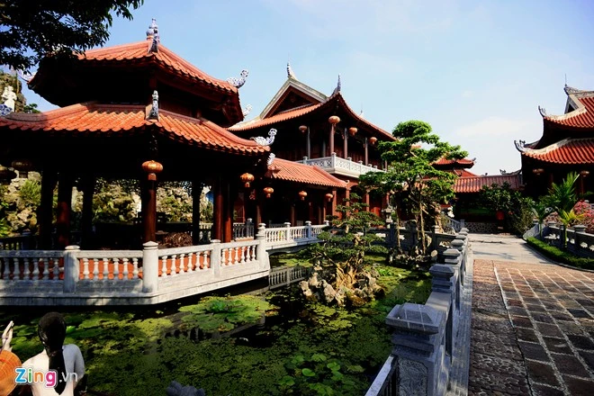 Chòi và hồ nước, nơi tiếp khách và thư giãn của chủ nhà cũng được thiết kế đậm chất cổ xưa. Biệt phủ xây bằng 2.000 m3 gỗ quý của đại gia xứ Nghệ