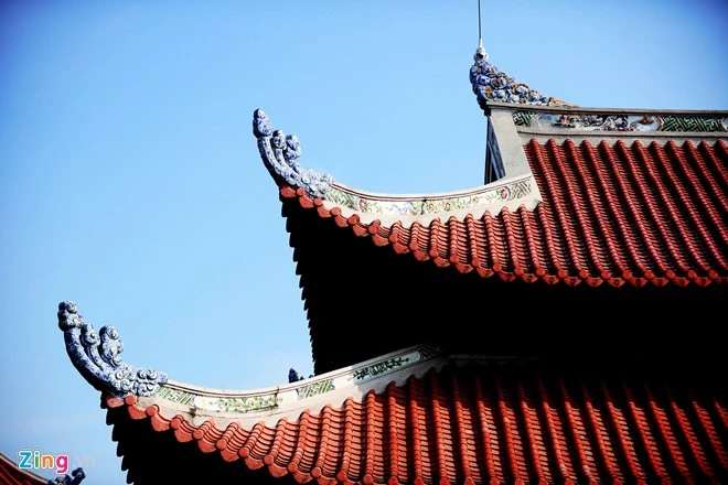 Nóc chạm trổ tinh tế hình rồng bay phượng múa. Bất kỳ một xà ngang, hay bậc cửa đều có các họa tiết, từ "long, ly, quy, phụng" hoặc "tùng, cúc, trúc, mai" hay đủ loại chim thú, hoa lá cỏ cây. Biệt phủ xây bằng 2.000 m3 gỗ quý của đại gia xứ Nghệ