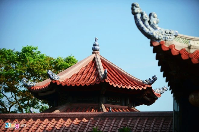 Tám góc mái cong vút như mái đình làng được đắp những nụ mây hóa rồng màu thiên thanh rất bắt mắt. Mái nhà lợp ngói ống âm dương lối cổ tráng men màu son nhẵn bóng. Biệt phủ xây bằng 2.000 m3 gỗ quý của đại gia xứ Nghệ