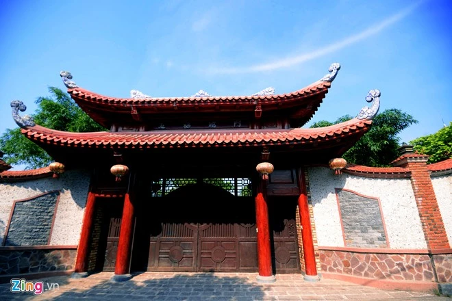 Chủ nhân công trình nằm ở xã Nghi Phú, TP Vinh (Nghệ An) này là ông Lê Đình Cường (51 tuổi). Ông Cường kinh doanh gỗ ở nước ngoài, rất ít khi về nước. Biệt phủ xây bằng 2.000 m3 gỗ quý của đại gia xứ Nghệ