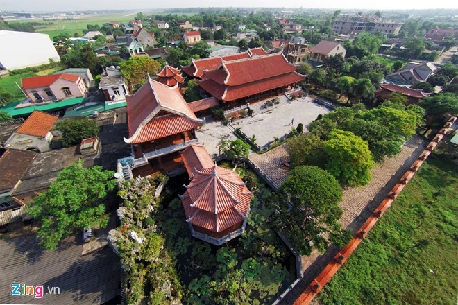 Riêng phần tường bao cũng "ngốn" mất 2 tỷ đồng khi xây dựng công phu, ốp tới 5 loại đá. Đỉnh tường bao lợp bằng ngói vảy tráng men lượn sóng như con rồng. Hàng chục cây lộc vừng, sanh, si cổ thụ được mua về trồng xung quanh. Biệt phủ xây bằng 2.000 m3 gỗ quý của đại gia xứ Nghệ