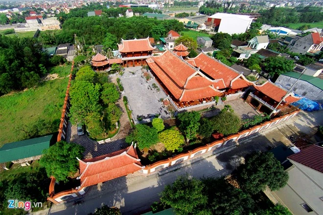 Được làm chủ yếu bằng gỗ trên diện tích 4.000 m2, khu nhà của đại gia xứ Nghệ được ví như một "biệt phủ" của Việt Nam. Biệt phủ xây bằng 2.000 m3 gỗ quý của đại gia xứ Nghệ