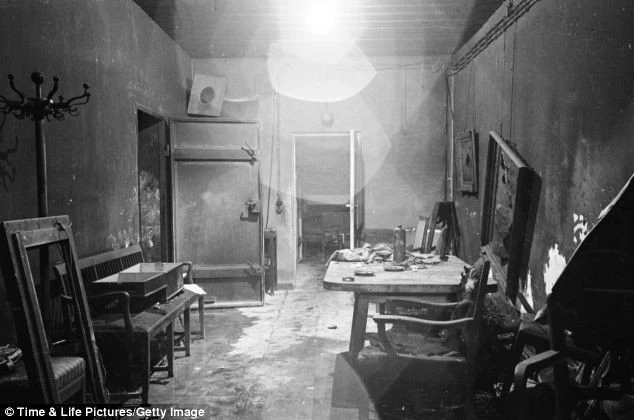 Căn phòng ở hầm Fuhrerbunker tại trung tâm Berlin là nơi Hitler chỉ đạo những chiến dịch quân sự ngày càng thất thế của quân đội Đức Quốc xã. Căn phòng trung tâm ở hầm Fuhrerbunker tại trung tâm Berlin. Đây là nơi Hitler chỉ đạo những chiến dịch quân sự ngày càng thất thế của quân đội Đức Quốc xã.