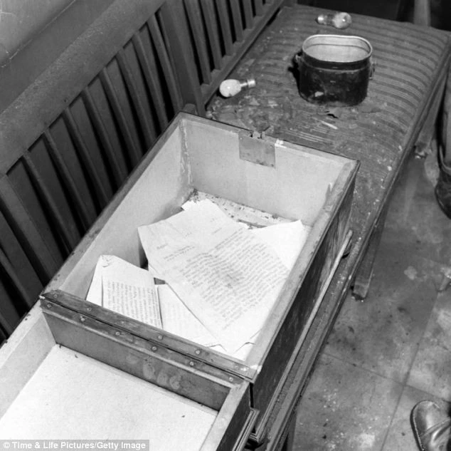 Khi khám xét căn hầm, binh sĩ phe Đồng minh tìm thấy nhiều tài liệu của Đức Quốc xã mà Hitler cất trong một két sắt lớn gần bàn làm việc. Khi khám xét căn hầm, binh sĩ phe Đồng Minh tìm thấy nhiều tài liệu của Đức Quốc xã mà Hitler cất trong một két sắt lớn gần bàn làm việc.