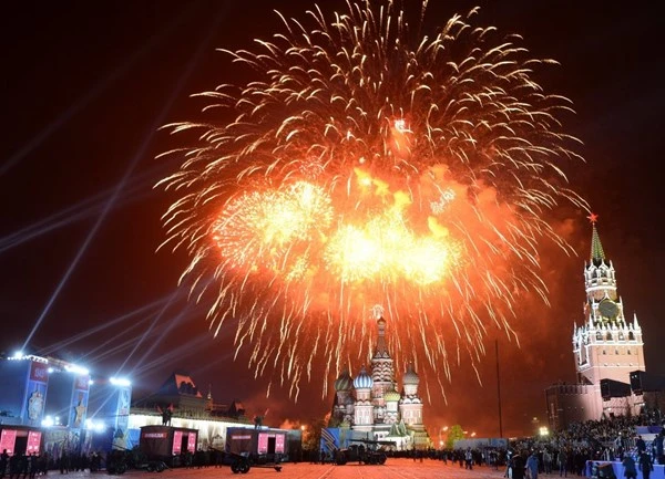 Pháo hoa rực sáng bầu trời Moscow mừng 70 năm Chiến thắng ảnh 1