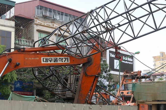 Chùm ảnh: Hiện trường vụ sập cần cẩu tuyến metro Nhổn - Ga Hà Nội ảnh 2 Chùm ảnh: Hiện trường vụ sập cần cẩu tuyến metro Nhổn - Ga Hà Nội ảnh 2