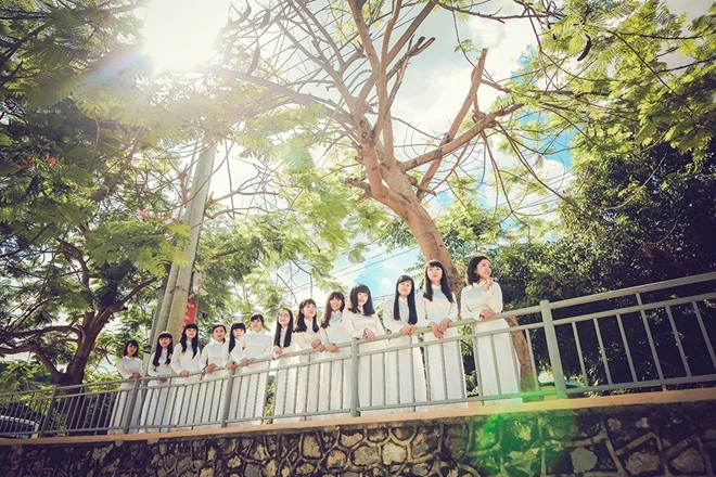 Nét đẹp của tuổi học trò gắn liền những cây hoa phượng. Nam sinh Sơn La đồng loạt mặc váy trong ảnh kỷ yếu
