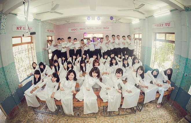 Kết thúc màn hoán đổi trang phục, nữ sinh lại trở về với tà áo dài quen thuộc. Các cô gái cùng bạn nam trong lớp biểu diễn vũ điệu cồng chiêng sôi động. Nam sinh Sơn La đồng loạt mặc váy trong ảnh kỷ yếu