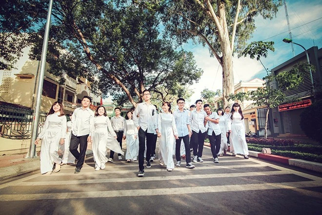 Những giây phút vui vẻ bên nhau của thời học sinh. Nam sinh Sơn La đồng loạt mặc váy trong ảnh kỷ yếu
