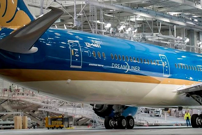 Đây là phiên bản mới nhất trong dòng máy bay Boeing 787 tiết kiệm nhiên liệu của hãng. Boeing 787-9 có thể bay xa hơn, vận chuyển nhiều hành khách và hàng hóa hơn so với các phiên bản 787 trước đó. Đồng thời, công nghệ chế tạo mới được áp dụng giúp chiếc "giấc mơ bay" mang lại hiệu quả cao hơn cho nhà khai thác khi tiết kiệm 20% nhiên liệu và giảm 20% khí thải ra môi trường so với dòng máy bay tương đương. Ảnh:Vietnam Airlines. Boeing 787 đầu tiên của Vietnam Airlines xuất xưởng tại Mỹ