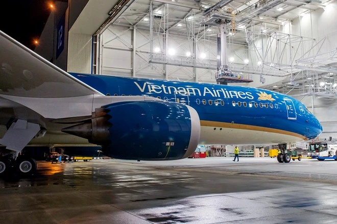 Chiếc máy bay này tuy đã sơn mới xong nhưng vẫn đang được Boeing hoàn thành công đoạn lắp ráp nội thất trước khi chuyển sang khâu thử nghiệm cuối cùng trên mặt đất và bay thử trước khi chuyển giao cho Vietnam Airlines. Ảnh:Vietnam Airlines. Boeing 787 đầu tiên của Vietnam Airlines xuất xưởng tại Mỹ