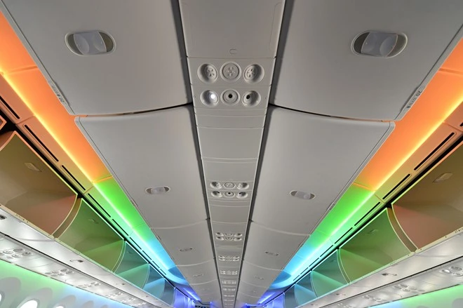 Hệ thống đèn LED hiện đại, tạo cảm giác đẹp mắt, hưng phấn cho hành khách. Boeing 787 đầu tiên của Vietnam Airlines xuất xưởng tại Mỹ