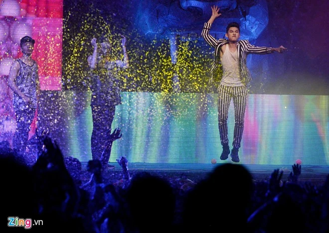 Issac và Đông Nhi - những ca sĩ vừa bước ra từ chương trìnhHòa âm ánh sáng- cũng góp mặt trong buổi tiệc. Giới trẻ mình trần, diện bikini quậy tưng bể bơi trong đêm