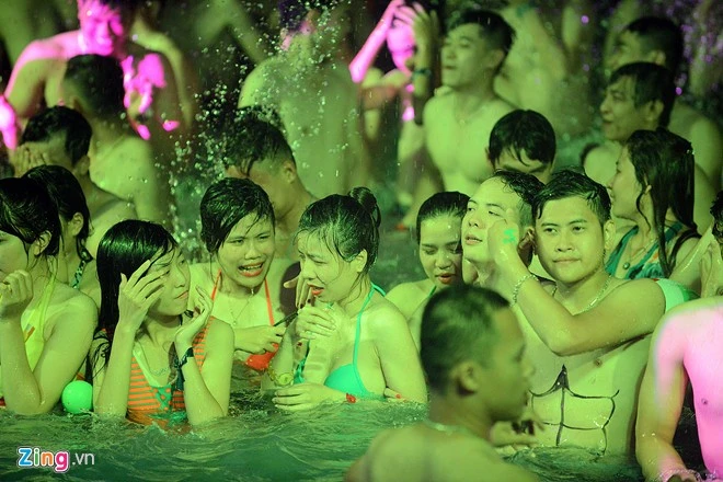 Nhiều bạn trẻ tham dự theo cặp đôi, đơn lẻ hoặc nhóm. Giới trẻ mình trần, diện bikini quậy tưng bể bơi trong đêm