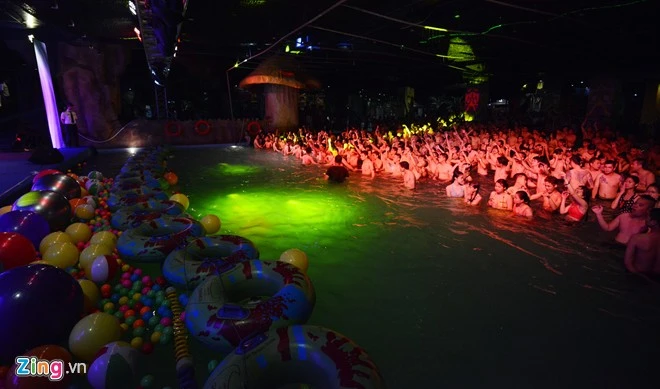 19h30 tối 15/5, đêm tiệc bikini (Pool Party) tổ chức tại công viên nước dưới lòng đất Royal City (Hà Nội) thu hút hàng trăm bạn trẻ tham gia. Giới trẻ mình trần, diện bikini quậy tưng bể bơi trong đêm