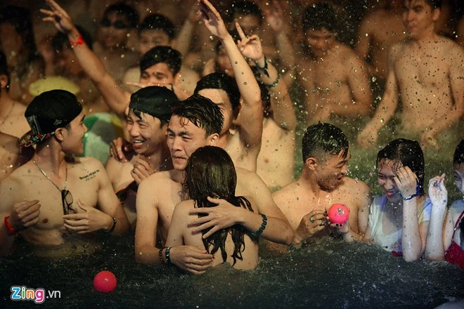 Tiếng nhạc chát chúa, sóng nước liên tục được tạo ra. Có cô gái không chịu được sức ép đã quay sang ôm một thanh niên. Giới trẻ mình trần, diện bikini quậy tưng bể bơi trong đêm