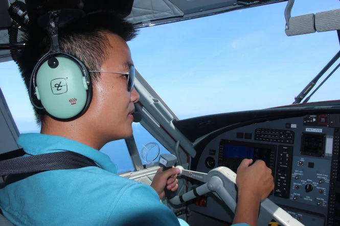 Một trong hai phi công điều khiển thủy phi cơ DHC-6, thuộc lực lượngkhông quân của Quân chủng hải quân. (Ảnh: VIỄN SỰ)