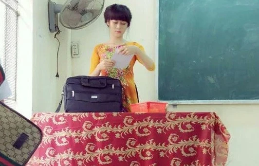Hình ảnh chụp 1 giáo viên mặc áo dài đang đứng trên bục giảng với tiêu đề Cô giáo em. 