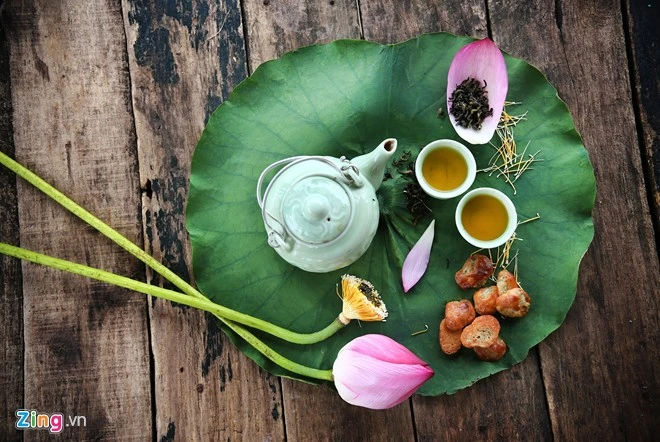 Nếu đặt chân lên đầm thời điểm này, khách cũng được chủ vườn mời thử chén trà ướp hương sen và nhâm nhi bánh chả hoặc kẹo lạc, kẹo vừng, rất hợp khẩu vị. Hà Nội rực rỡ mùa hoa sen
